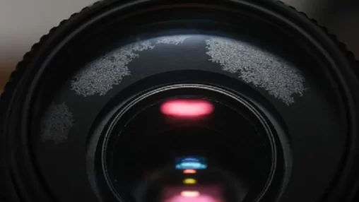 Cara membersihkan lensa berjamur